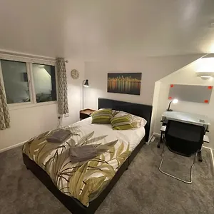 2 Bed 1st Floor Flat Near Centre Apartment